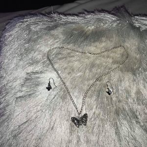 A Chaín and a pair of earrings